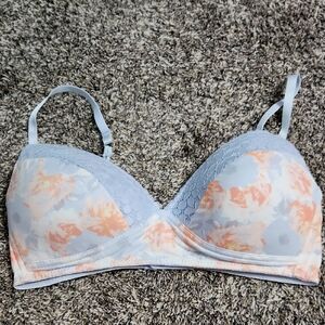 EUC Jessica Simpson 36c Wirefree Bra